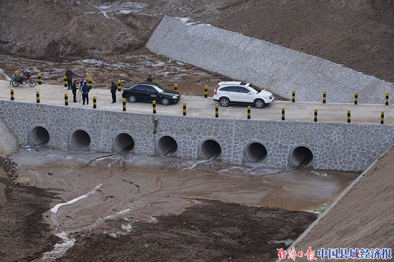 物资运送全靠肩挑背扛;后来拓宽了道路,修建了过水桥,但多次维修多次