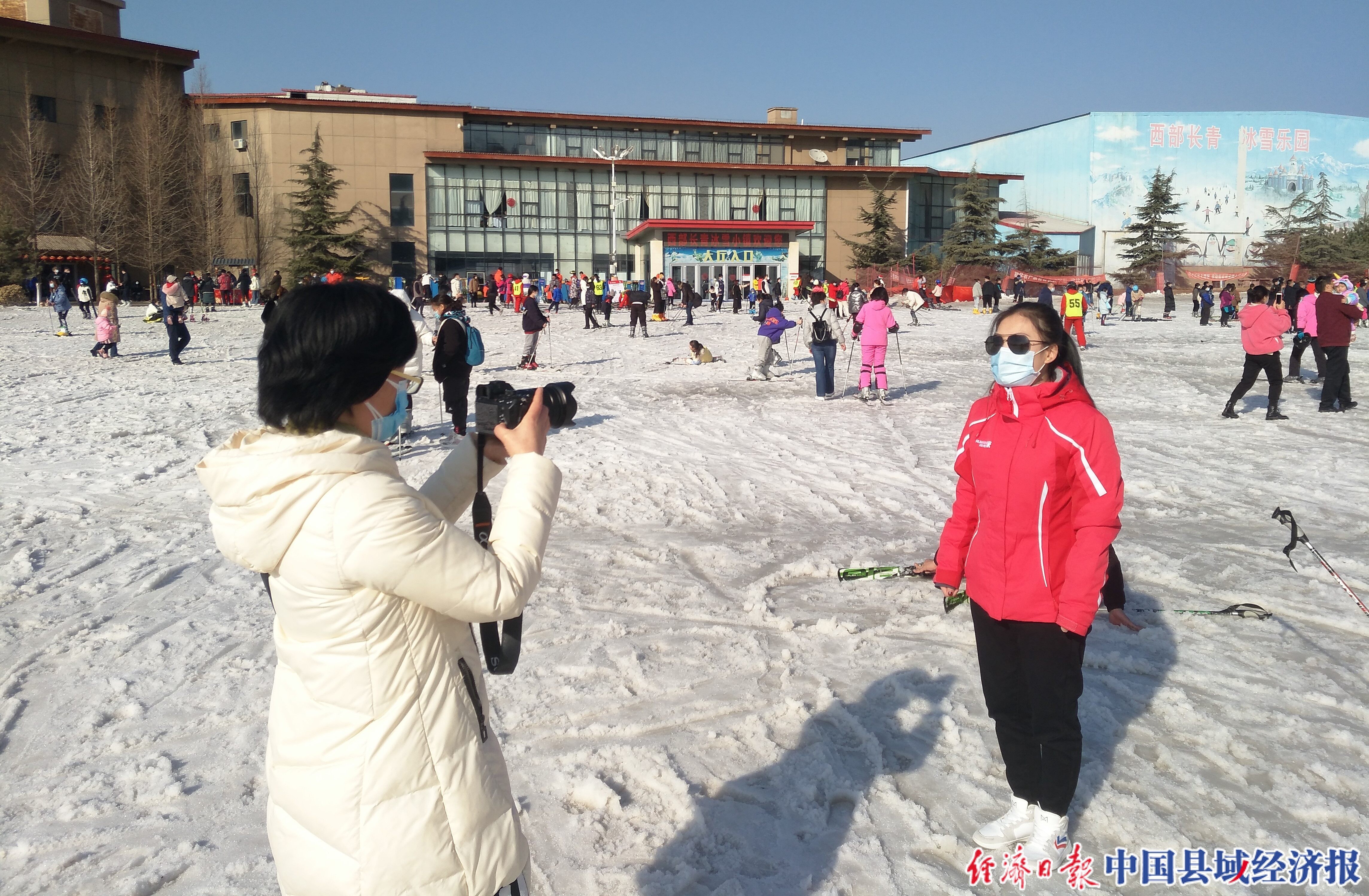 据了解,西部长青冰雪小镇是目前河北省首家,可以四季滑雪的大型冰雪