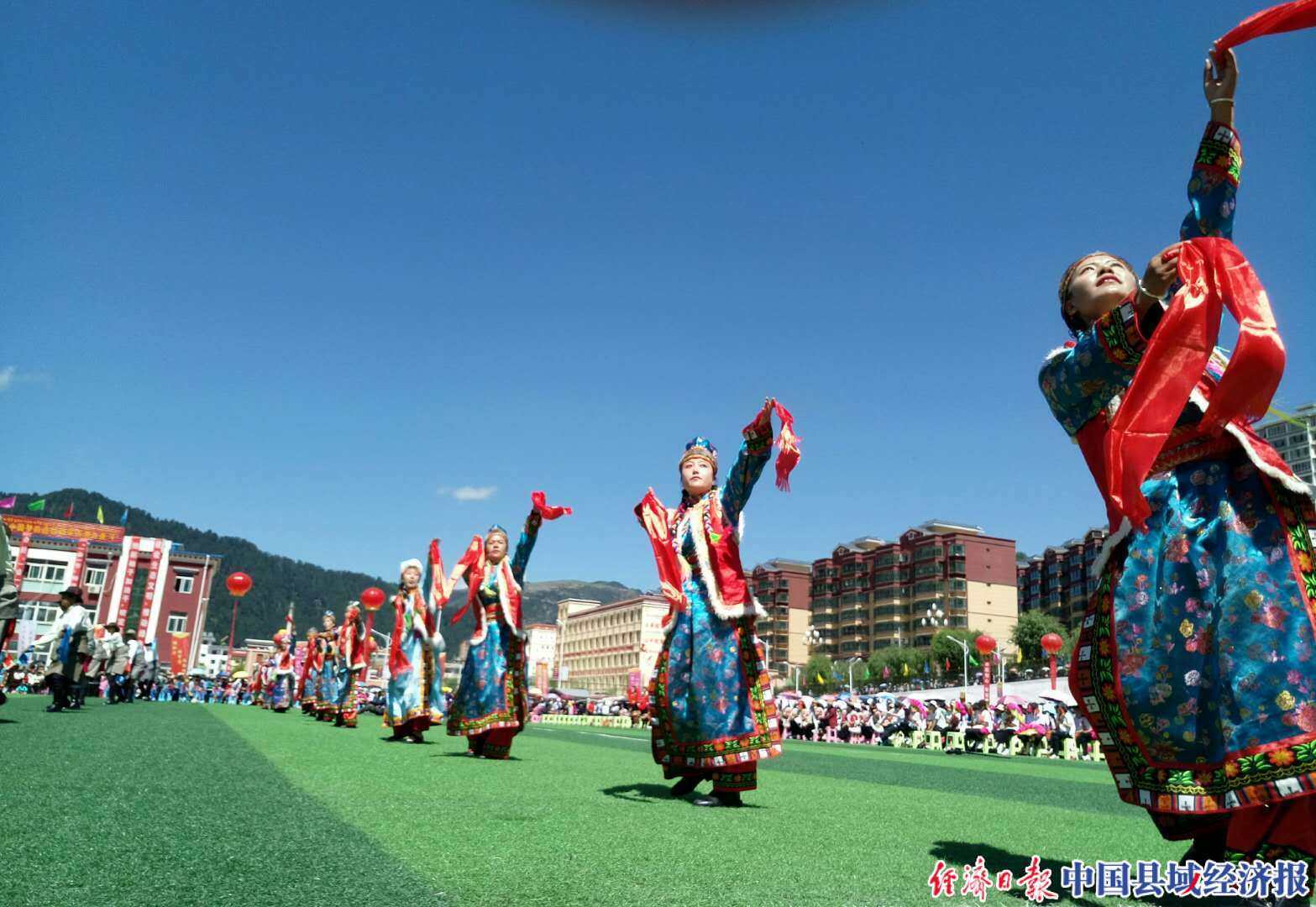 满怀喜悦为祖国70华诞献礼,为此次节会喝彩;本土歌手道吉扎西用优