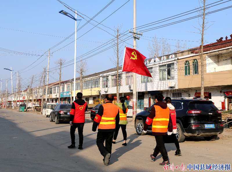 2月3日,在江苏省沭阳县西圩乡邱庄社区,在外务工回家过节的青年李晓亮