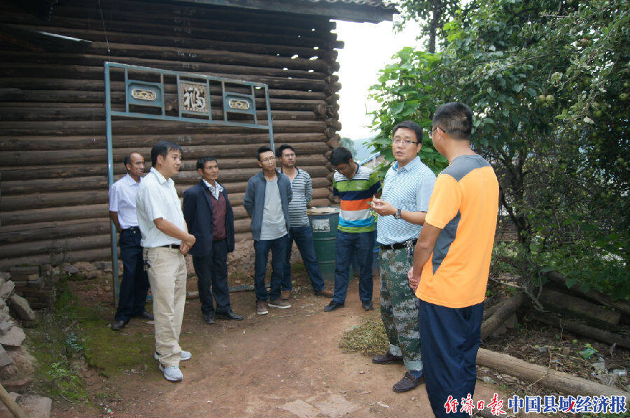 中共大姚县委副书记,县长刘文跃(右二)在石羊镇调研蚕桑产业发展.