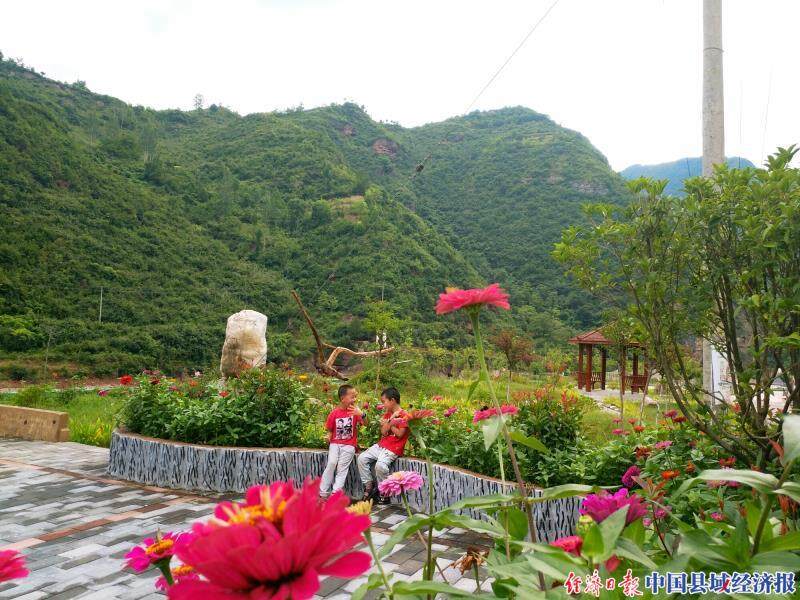 甘肃康县太石乡新时代文明实践文化长廊为美丽乡村增色添彩