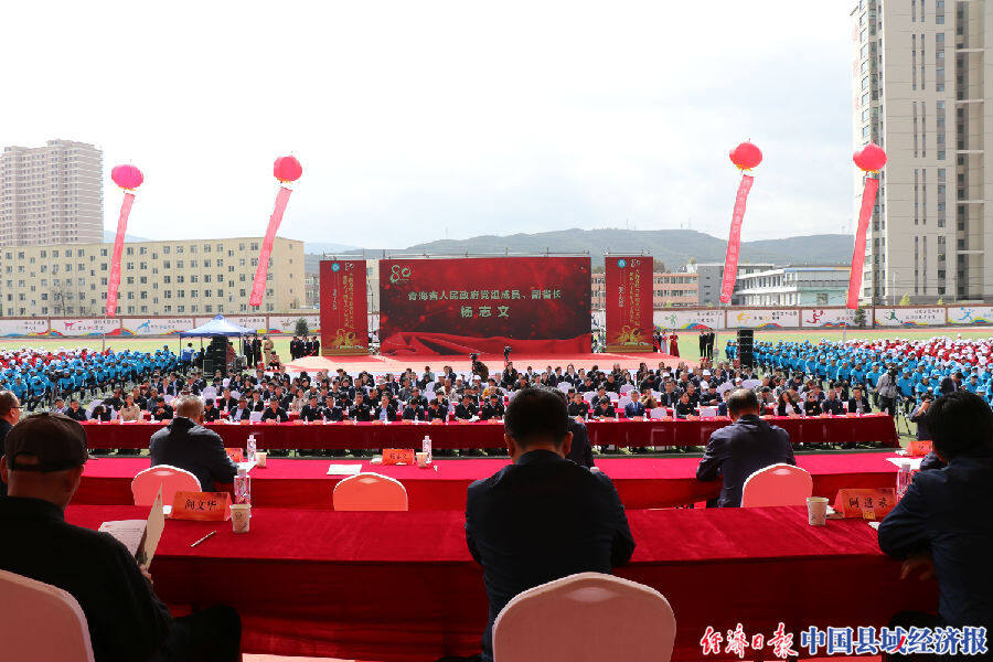 学校只有10间房子,两座教室,3名教员,60名学生;1947年学校迁至湟源县