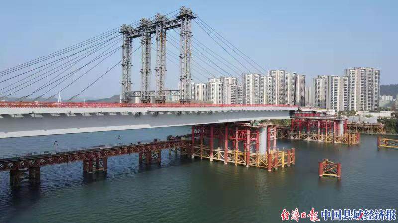 柳州凤凰岭大桥首个130米大跨度顶推施工顺利完成