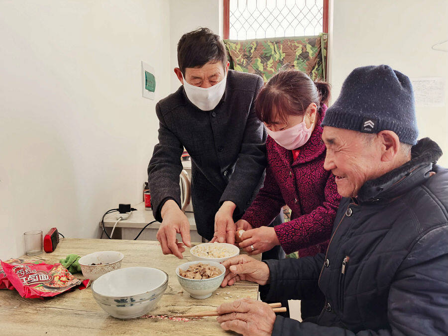 互助组成员照顾生病独居老人.摄影:王海英