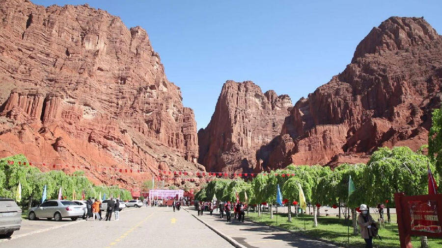 新疆库车天山神秘大峡谷旅游迎来旺季