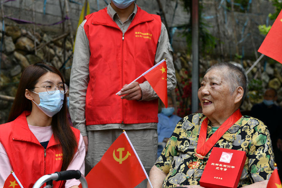 (吴惠兰摄)此次慰问后,党员服务队员陈雄说"我们要像邓惠萍老党员