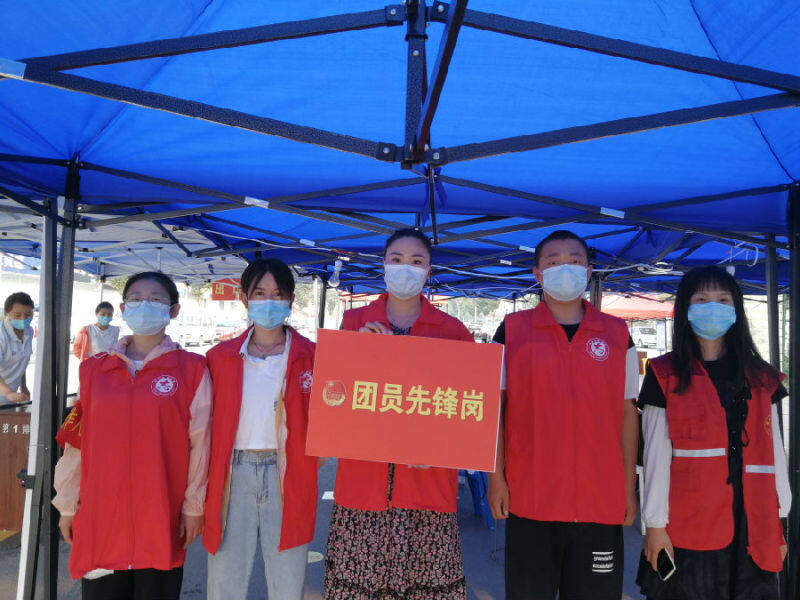 图为大学生志愿者,团员先锋岗战斗在抗疫一线(子夏 摄)