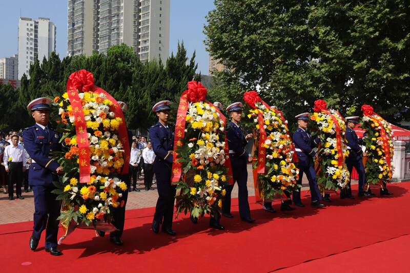 湖北省宜城市党政军民代表在市烈士陵园举行向烈士纪念碑敬献花篮仪式