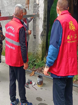 战旗红志愿者忙于抗疫一线(寿安  摄)
