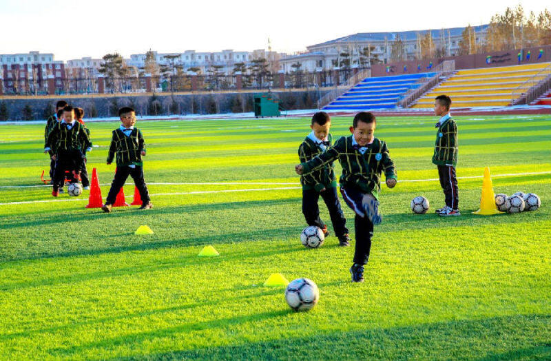 鄂托克前旗第三小学的学生在操场上踢足球 (胡向红 摄)