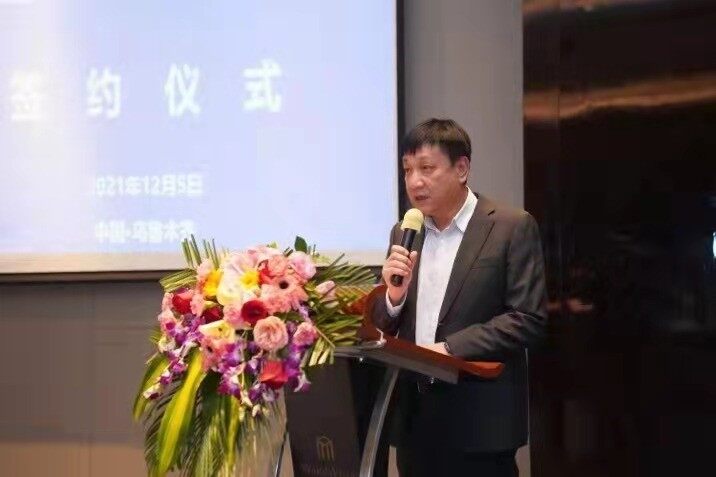 图为昌吉市委副书记,市长马红军在签约仪式上致辞(王胜群 摄)