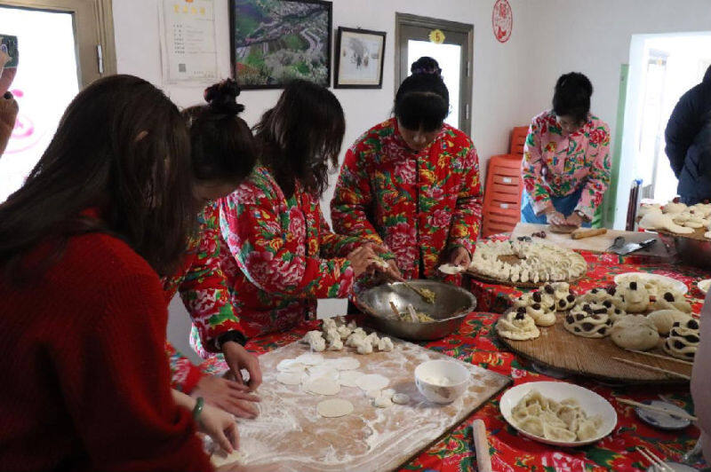 村雪雪民现场制"花馍",包饺子(舒红钰 摄)