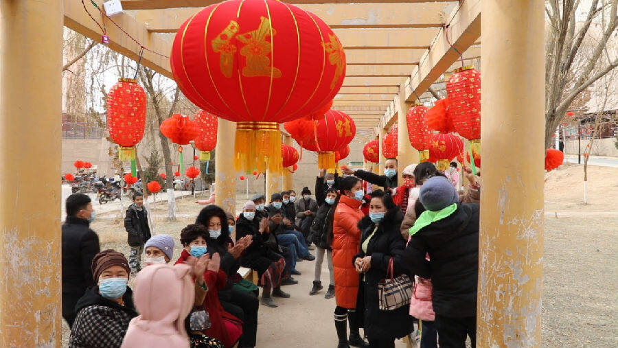 图为阳光社区居民在"庆元宵·猜灯谜·促团结"联谊活动上猜灯谜