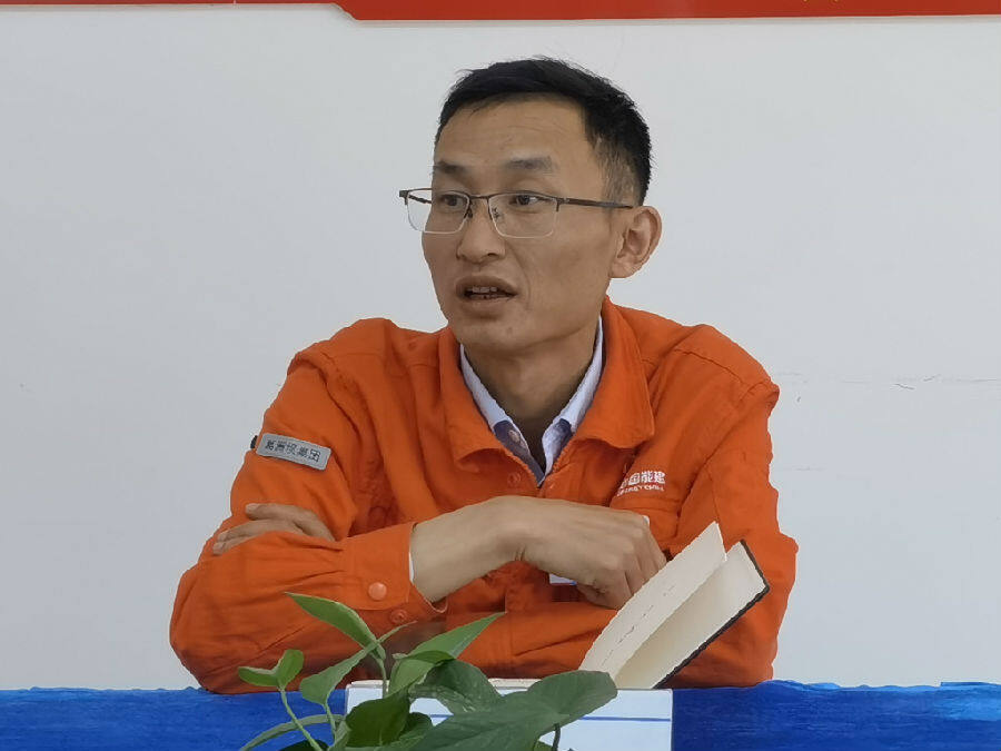 图为大石峡水利枢纽工程Ⅰ标项目部党支部书记,项目经理李东飞(查燕荣