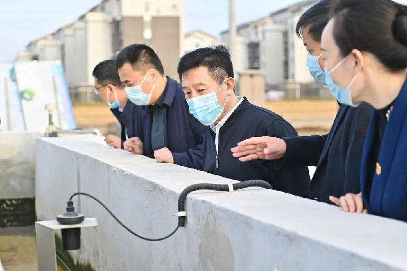 高建民一行在调研中(洪洋 摄)在庆安镇污水处理厂,庆安水库饮用水源地