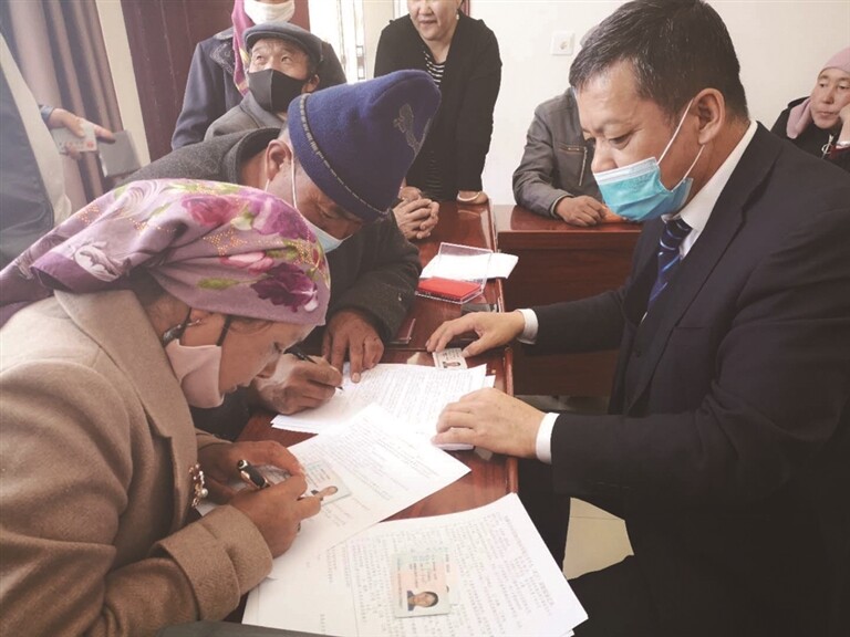奇台农商银行走村入户为农牧民现场办理贷款。 奇台农商银行举办“喜迎