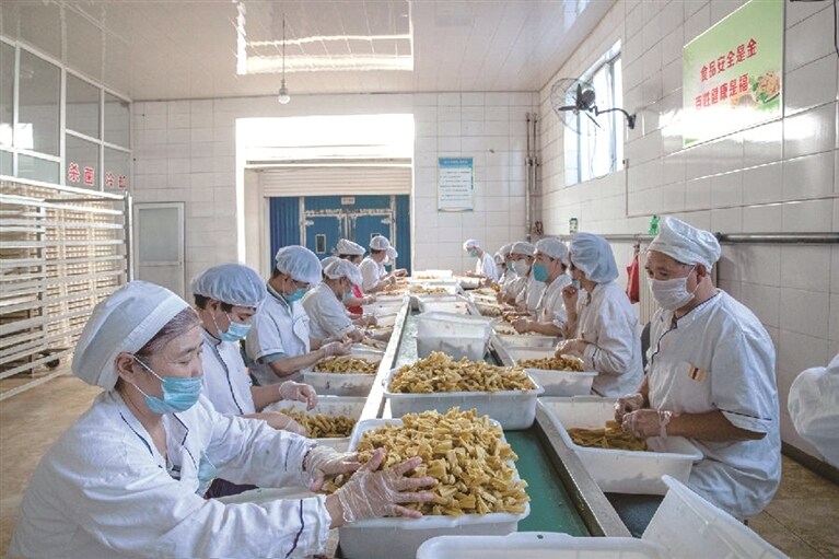斌赋食品生产有限公司工人在打豆结