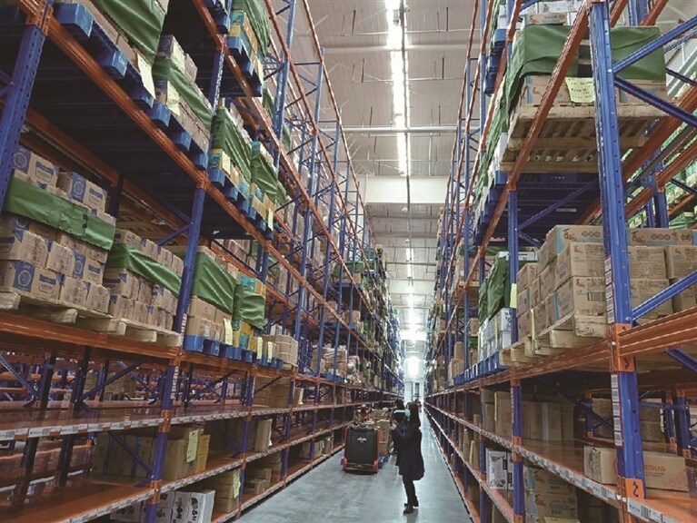 新疆汇嘉食品产业园占地2.5万平方米的常温配送中心，1.6万余种商品琳琅满目。（高迪 摄）
