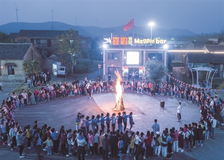 11月11日晚，游客在全椒县大墅龙山旅游度假区参加篝火晚会。通讯员 沈果摄