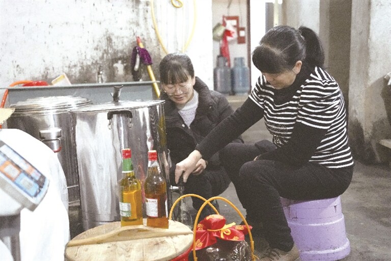 酿酒"的米酒品质通讯员 刘伟玲摄2月5日,腊月廿六,位于福建省龙岩市