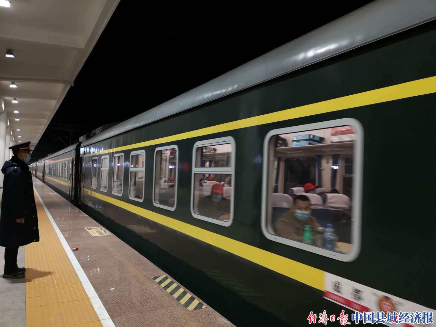 宕昌县人社局劳务办组织第三批203名建档立卡户来到哈达铺火车站,搭乘