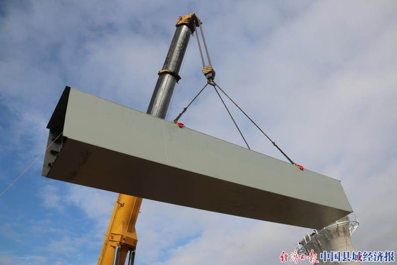 中兰客专跨王家山煤矿专用线门式墩钢横梁顺利吊装到位