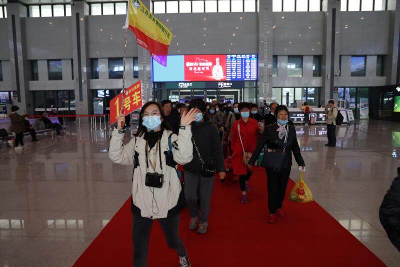 4月17日上午9:57,当连淮扬镇高铁g8252准点驶入灌云站时,站台上的人群