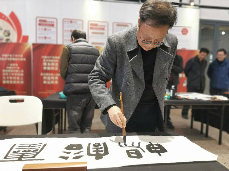 下笔有神 （牛新建 摄）