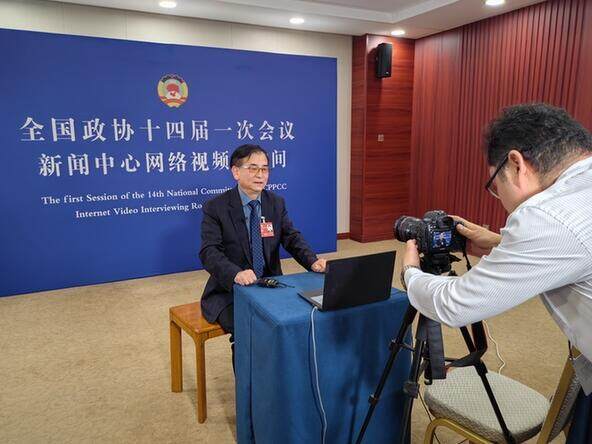 黄宝荣委员以视频采访方式回答记者提问
