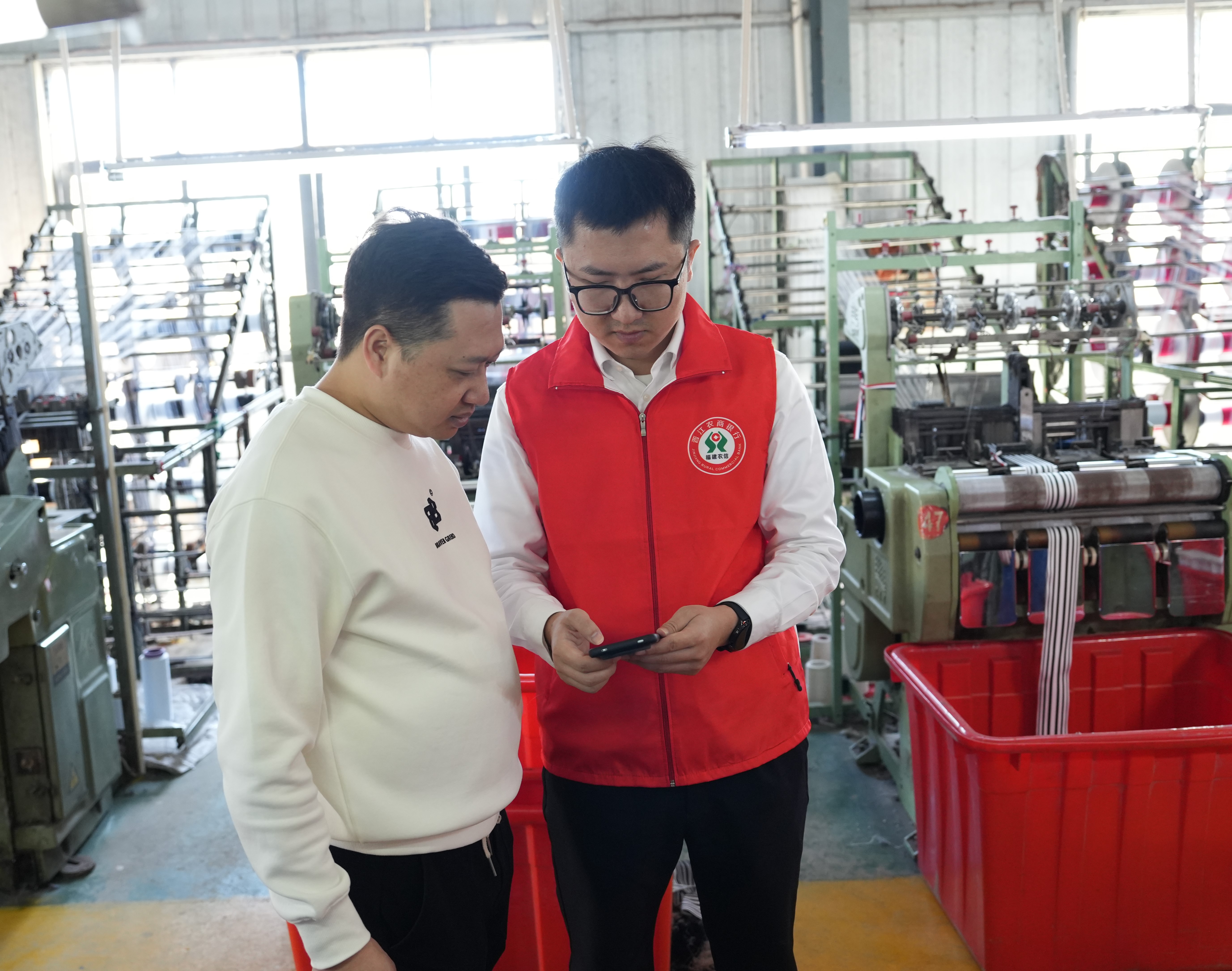 晋江农商银行工作人员上门了解企业融资需求，有针对性地推介信贷新产品。（孙倩颖 摄）