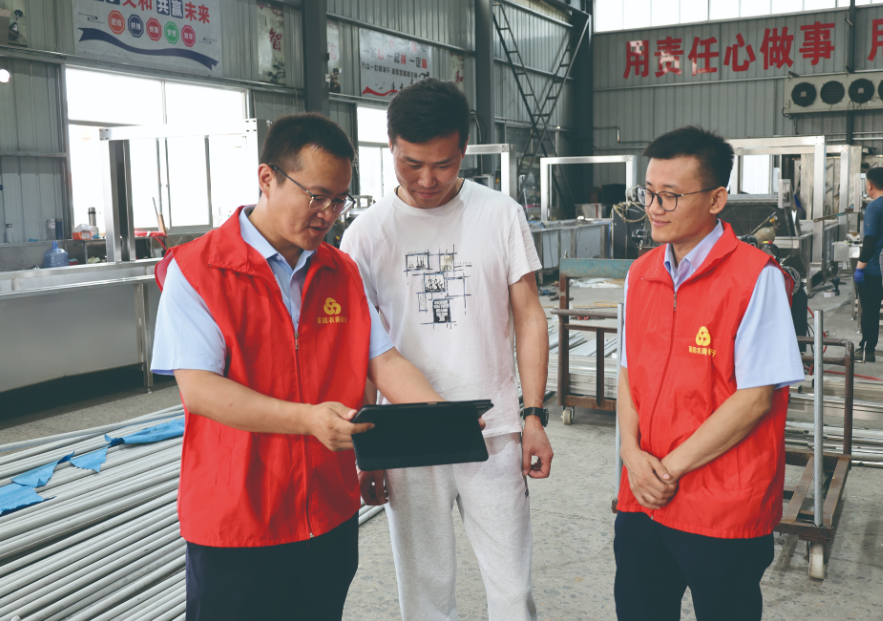莱阳农商银行客户经理走访机械加工企业 （叶向腾 摄）
