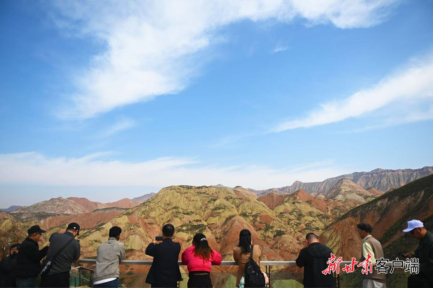 采访团拍摄兰州水墨丹霞风景区。 采访团拍摄兰州水墨丹霞风景区。