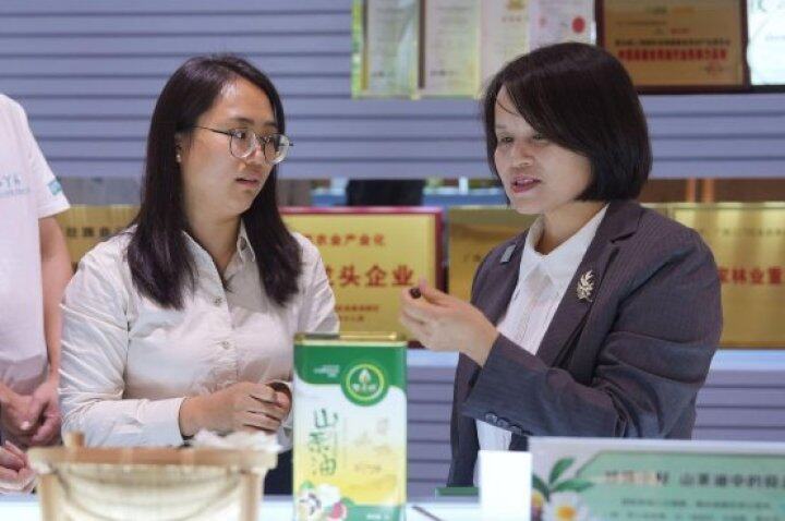 与会人员在广西三门江生态茶油有限责任公司调研。（通讯员 陈美丽 摄）