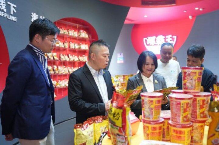 与会人员在广西螺霸王食品科技有限公司调研。（通讯员 陈美丽 摄）