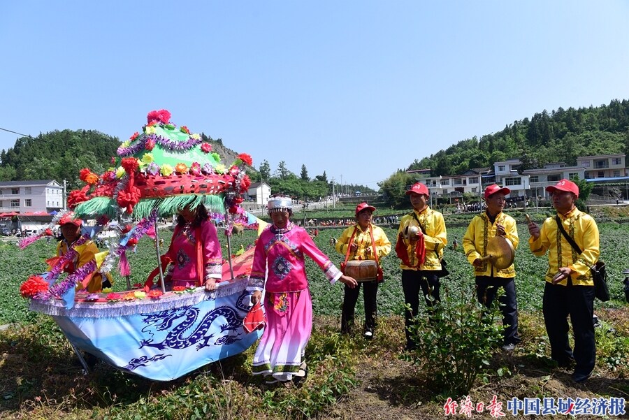 采莲船表演