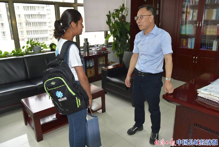 李文祖详细询问图尔荪古丽·图尔荪江的学习生活情况