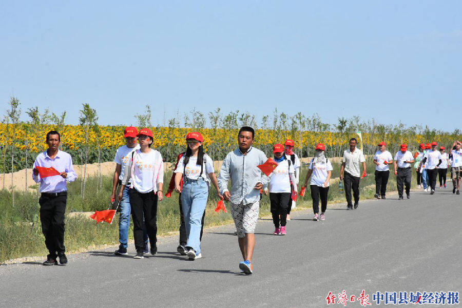 新疆福海縣舉行第三屆萬畝葵花攝影大賽暨優質農產品展銷推介活動