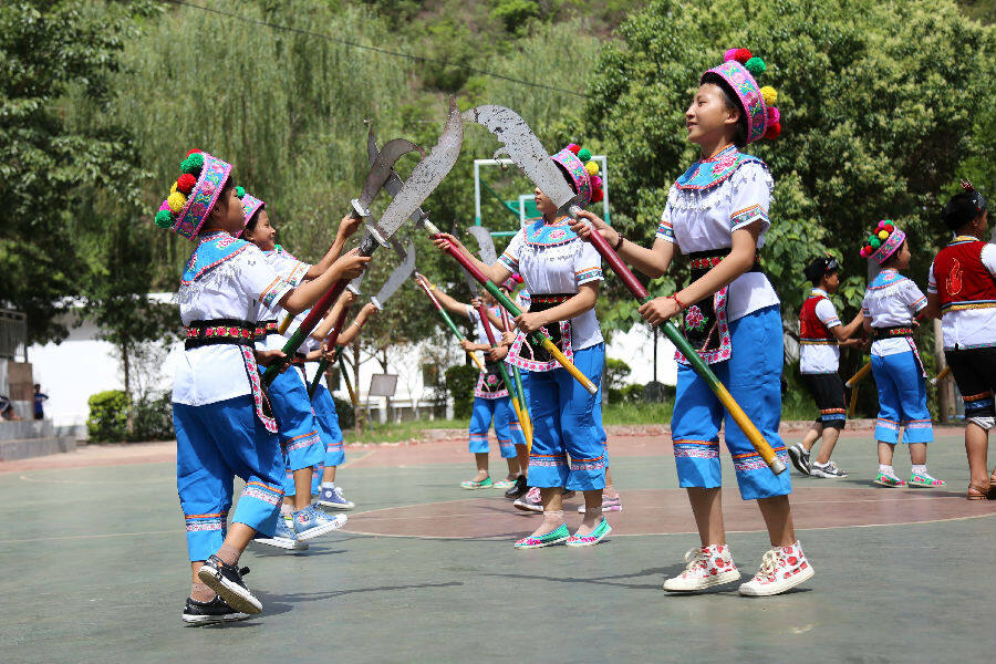 大山深处的篮球场上,云南省大理州漾濞彝族自治县鸡街乡中心完小的20