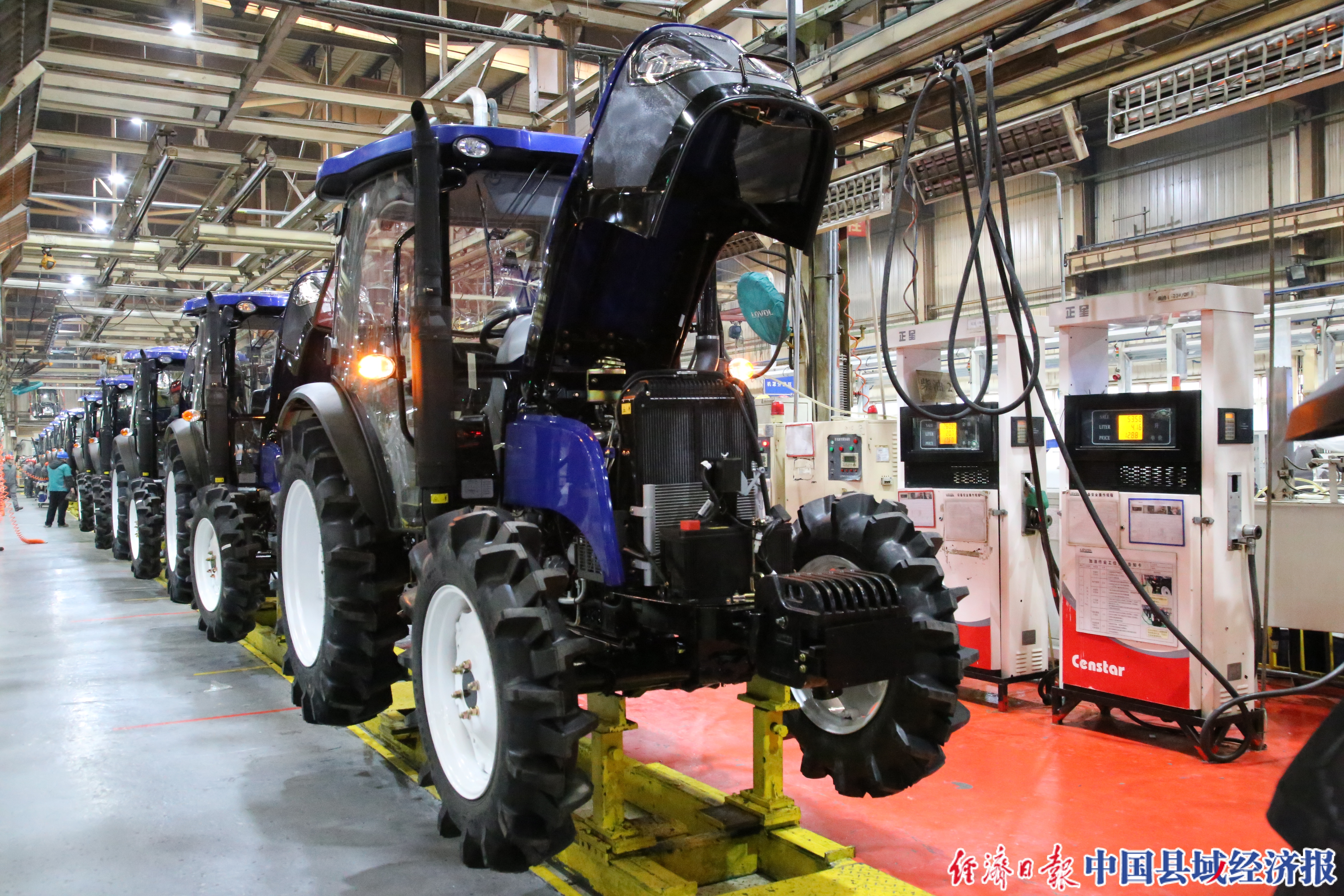 繁忙的拖拉机生产线