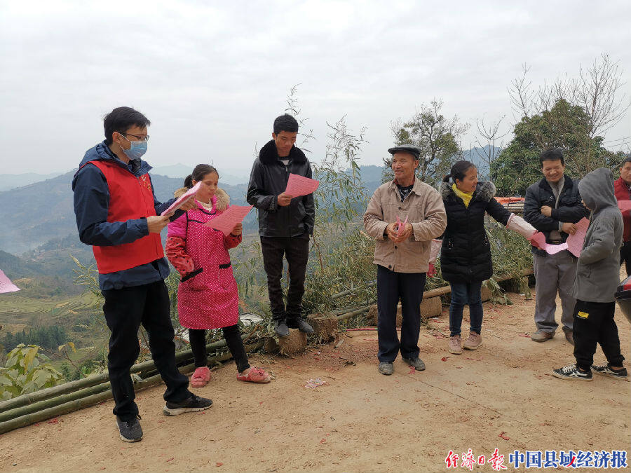 广西东兰县大同乡党员干部到板坡村板合屯动员群众暂缓婚宴.