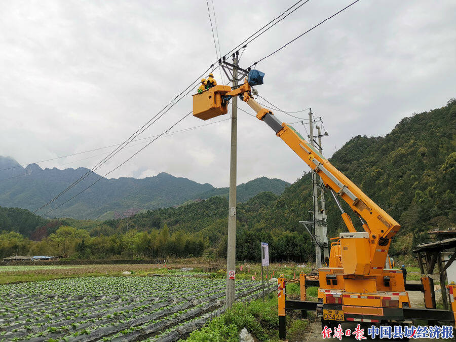 作业,顺利完成了10kv隘门线933线路#27杆a相铜铝鼻子断裂的隐患消缺