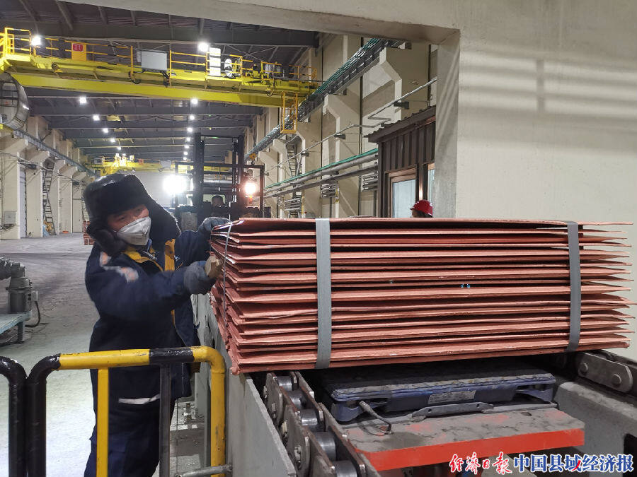 赤峰云铜工作人员正在给阴极铜打捆包装