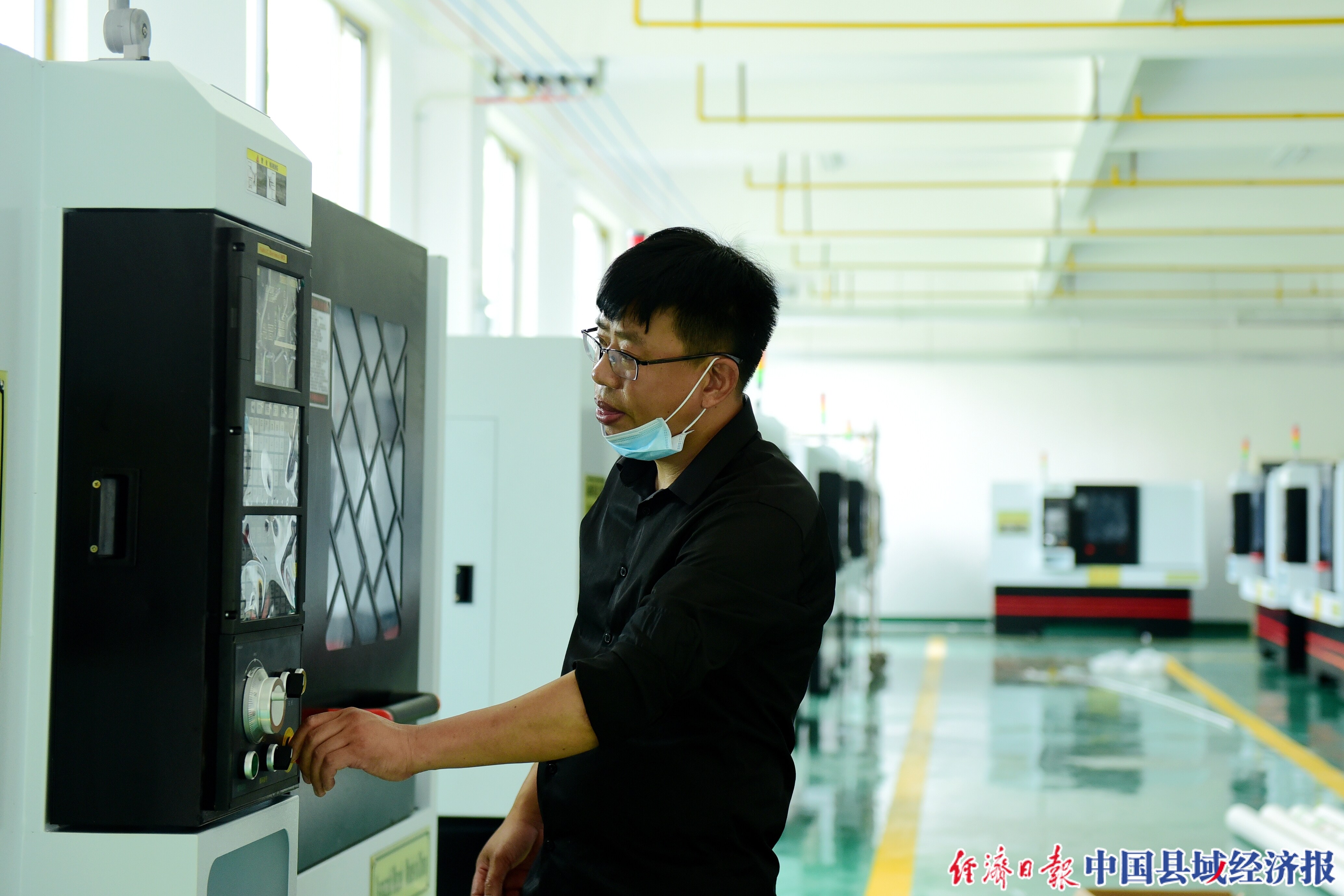 博民铜业负责人正在调试设备