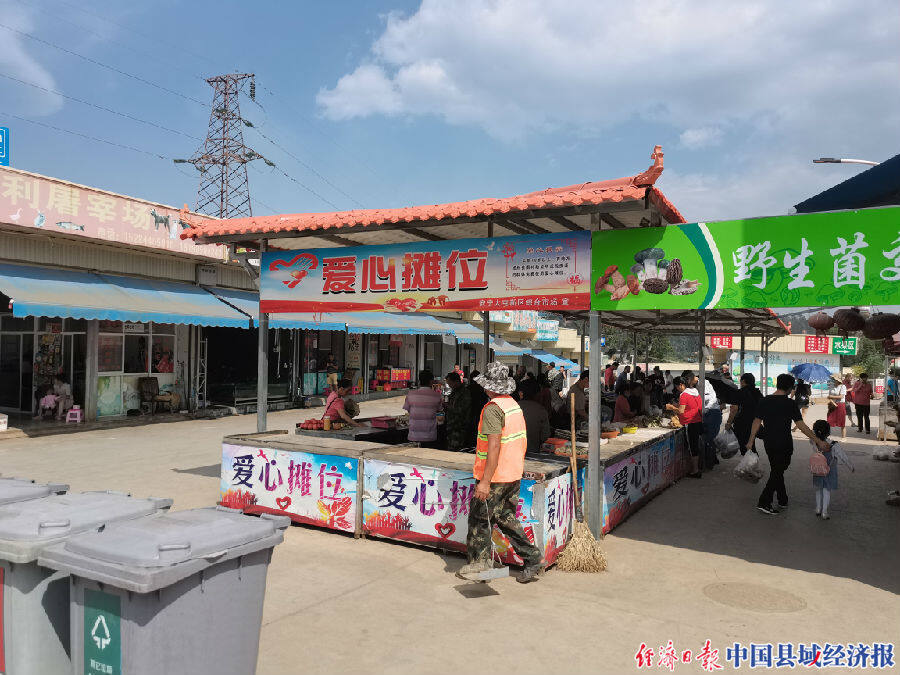 云南昆明安宁市连然街道:"爱心摊位"免费摆