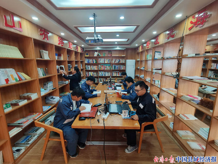 11月26日,广西新电力集团藤县供电公司的职工在职工书屋阅览.