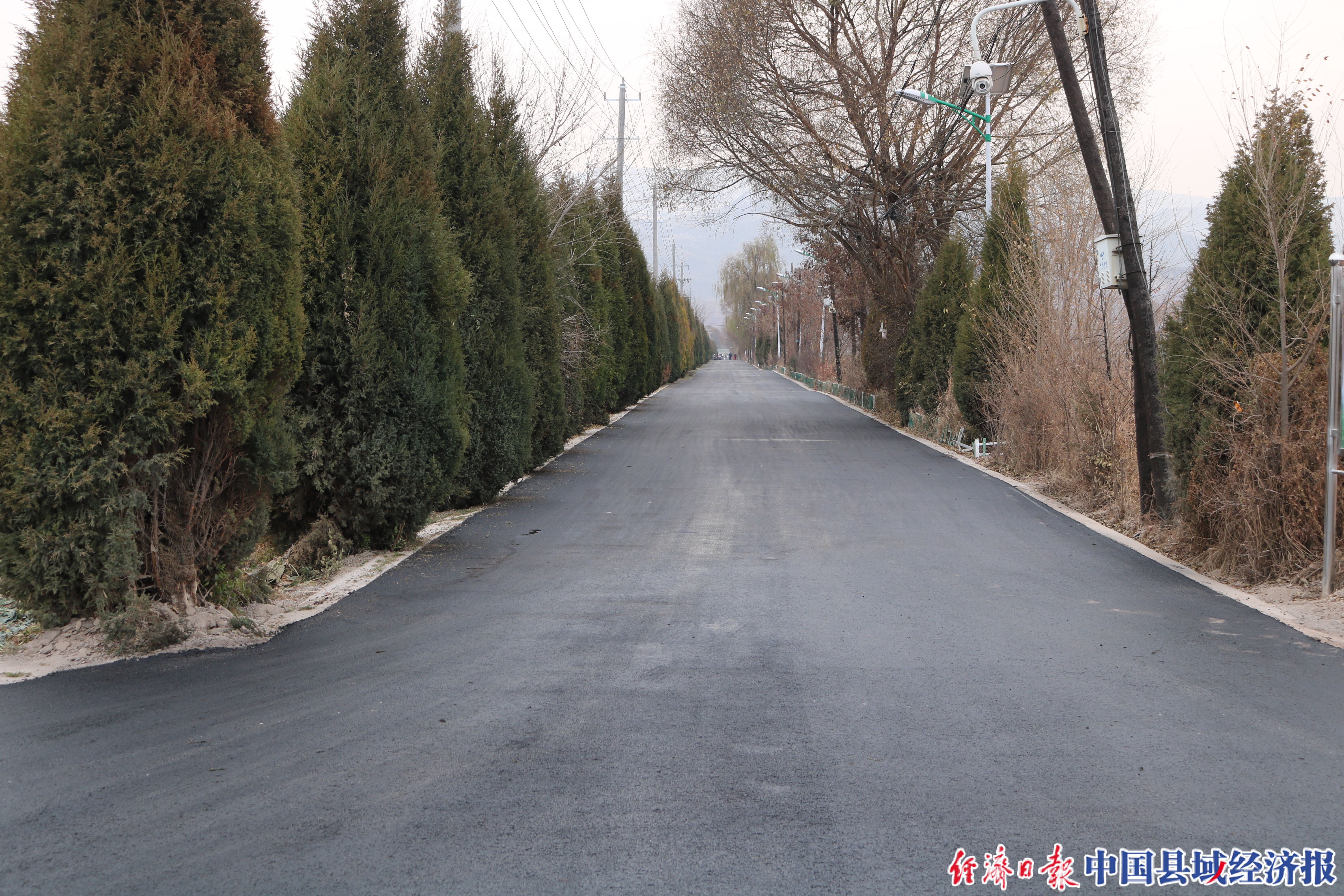兰州红古区:"白加黑"改造农村路 铺筑振兴乡村致富道|中国县域经济报