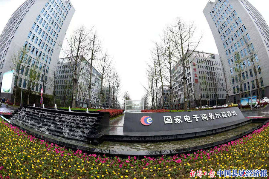 "这是江苏省宿迁电商产业园"京东智慧城"项目工地工人胡双德,通过手机