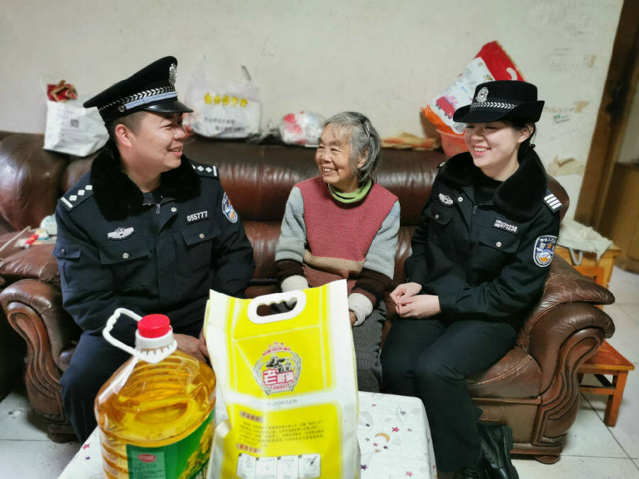 輔警來到轄區佴家灣社區雲鋁小區81歲困難戶杜奶奶家,送去慰問品大米