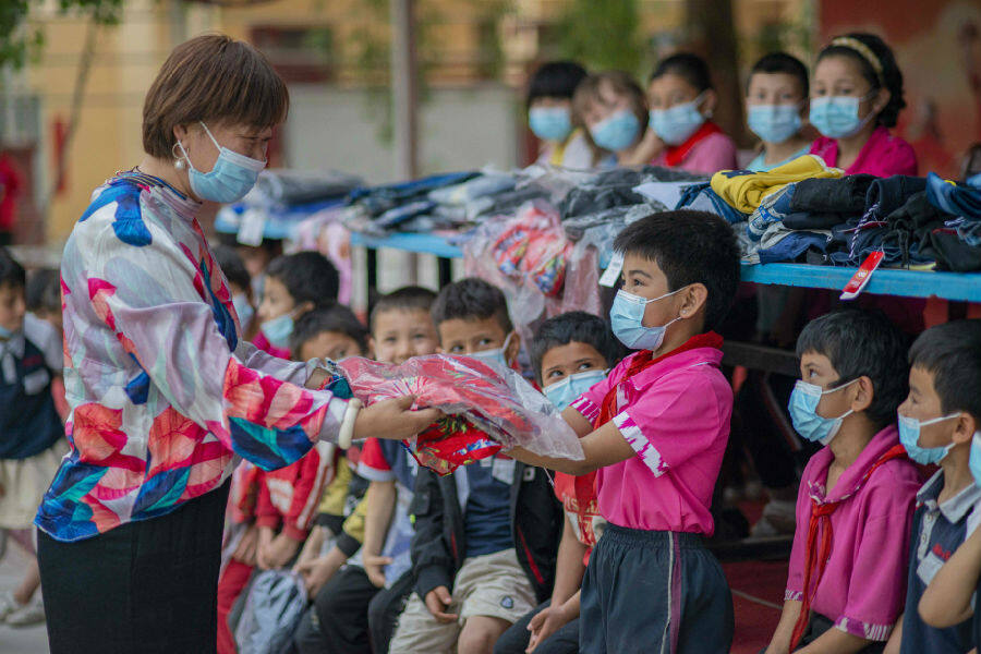 新疆洛浦政企联合开展学史力行爱在行走爱心捐衣活动中国县域经济报